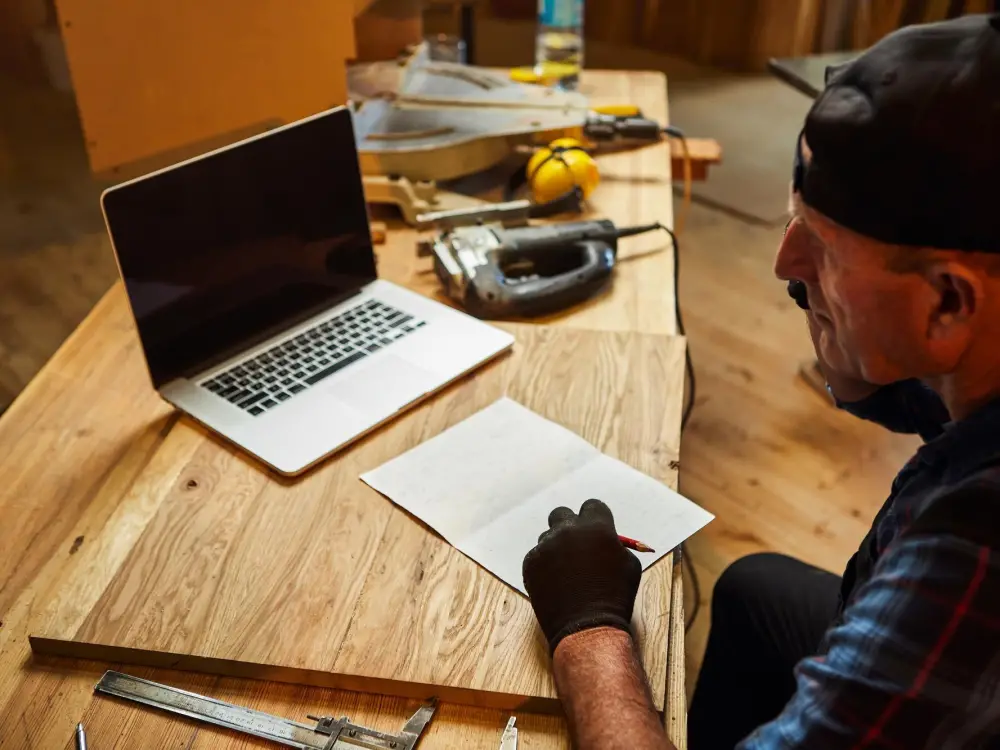 Artisan gérant son activité sur ordinateur