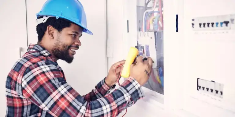 Électricien intervenant sur un tableau électrique
